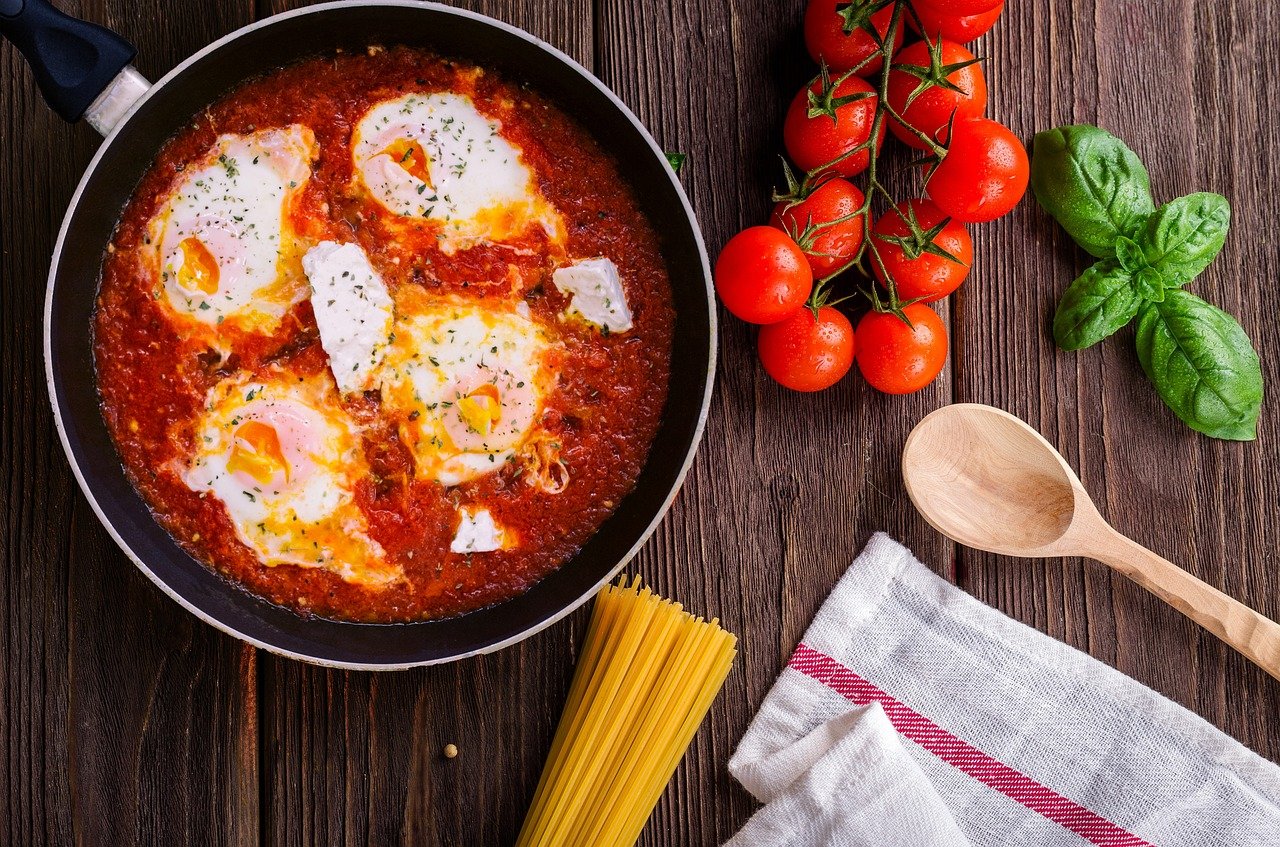 Bakt egg i tomatsaus