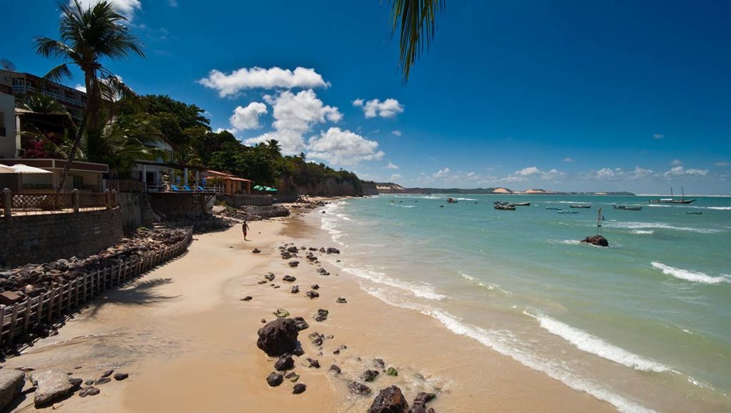Praia do Pipa, Brazil: Restaurantene ligger idyllisk til helt nede i strandkanten på Praia do Pipa i Brazil.