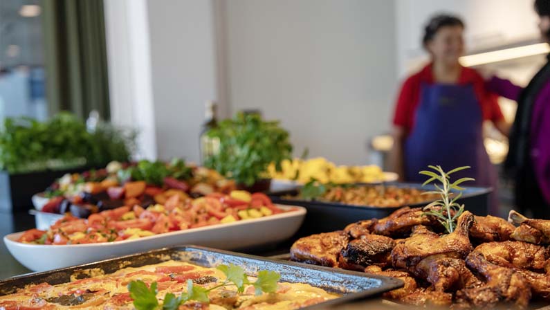 Deilig innbydende mat på et bord i en Løvetann Kantine